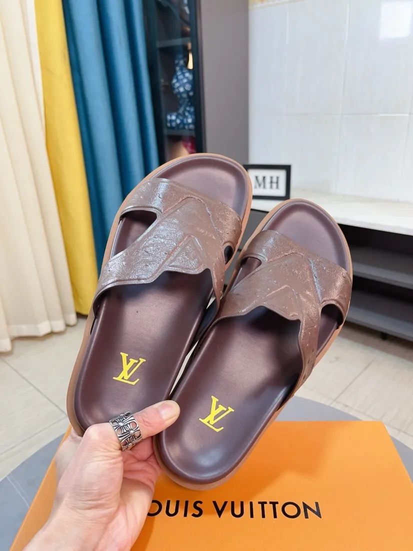 Men's shoes💰300🌹🌹【LV】Multi-color new men's slippers, original top quality version, original special cowhide ostrich embossed➕sheepskin on the inside and sides, non-slip combined sole, more stable walking, more comfortable and lightweight, high-end and generous, size: 38~44